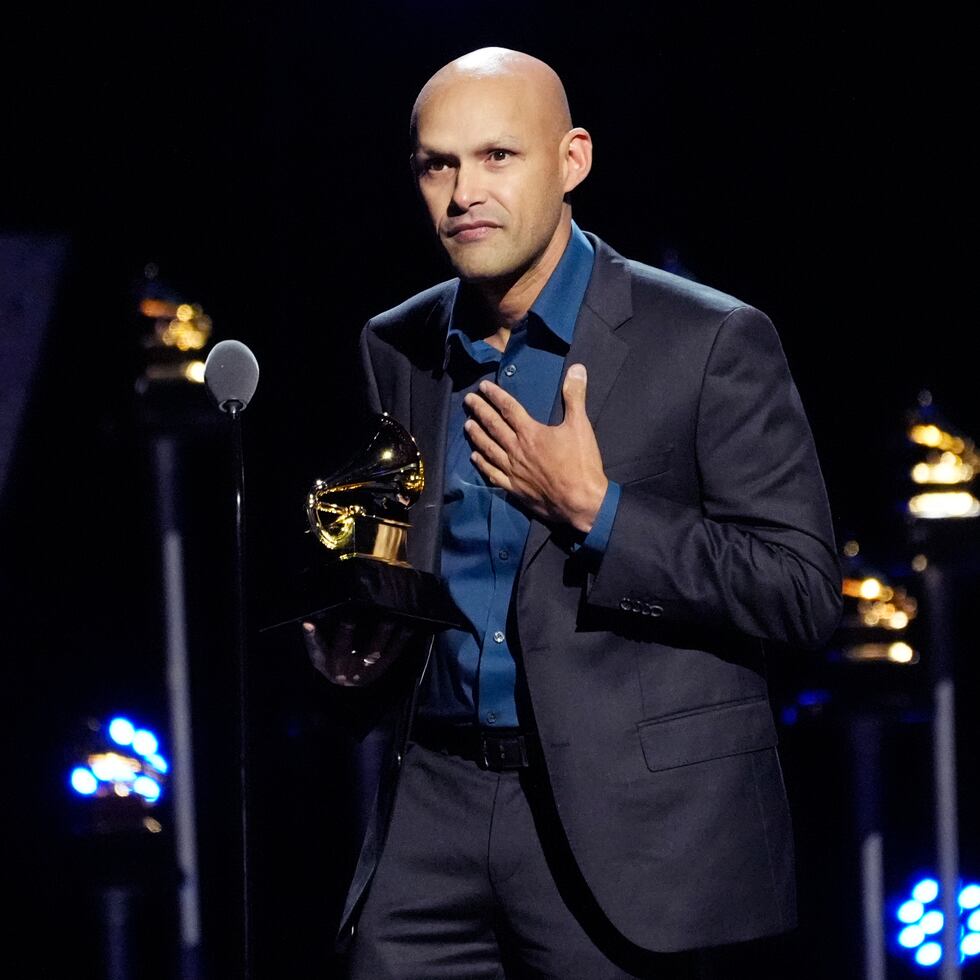 Miguel Zenón recibe el premio a mejor álbum de latin jazz por “El arte del bolero Vol. 2” en la 66a entrega anual de los Premios Grammy el domingo 4 de febrero de 2024 en Los Ángeles.