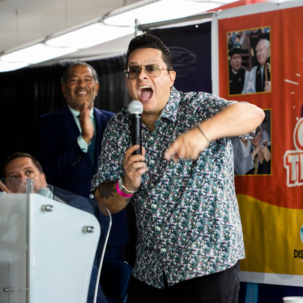 El timbalero Tito Puente Jr. de manera enérgica exclamó: "¡Qué viva Puerto Rico y qué viva Tito Puente!”, durante la conferencia de estreno de la suite, exhibición de fotos y mural en honor a su padre, Tito Puente, en el Coliseo José Miguel Agrelot.