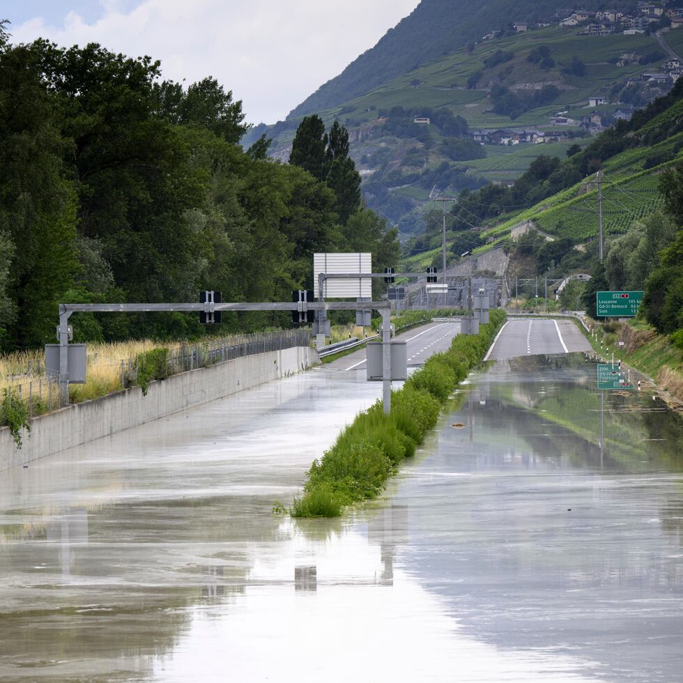 El río Ródano se desborda sobre la autopista A9 tras tormentas que provocaron grandes inundaciones, en Sierre, Suiza.