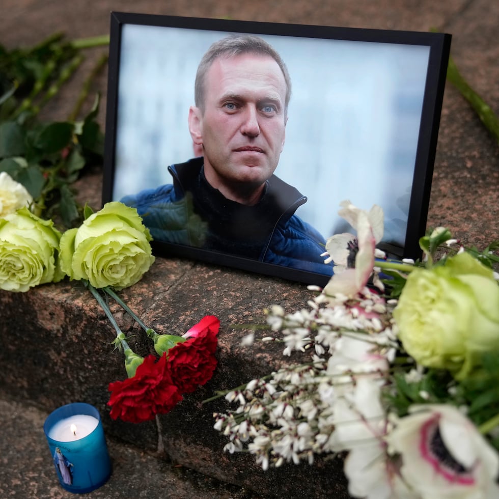 Un retrato del líder de la oposición rusa Alexei Navalny y flores fueron colocados cerca de la embajada rusa, en Francia, luego de que se informara su deceso.