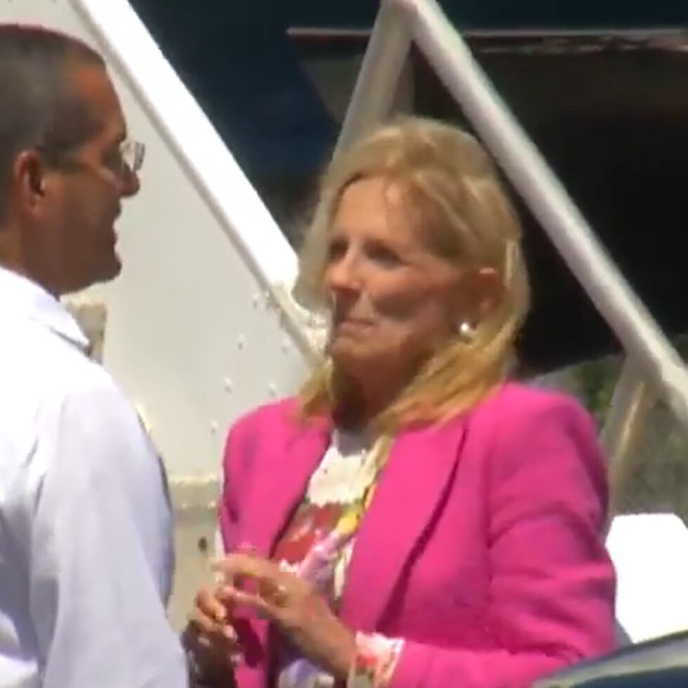 La primera dama de Estados Unidos, Jill Biden, conversó brevemente con el gobernador de Puerto Rico, Pedro Pierluisi, al visitar la isla el 17 de marzo de 2024
