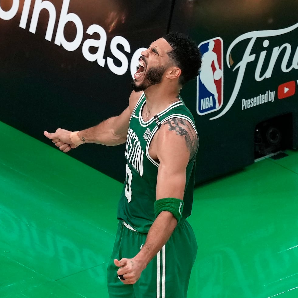 Jayson Tatum celebra el título de los Celtics de Boston en 2024.