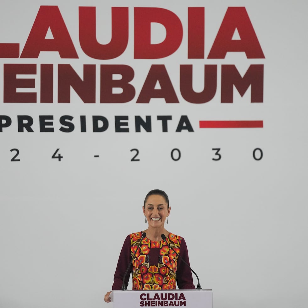 La nueva presidenta de México, Claudia Sheinbaum, sonríe durante una rueda de prensa en la que presentó a miembros de su próximo gabinete.