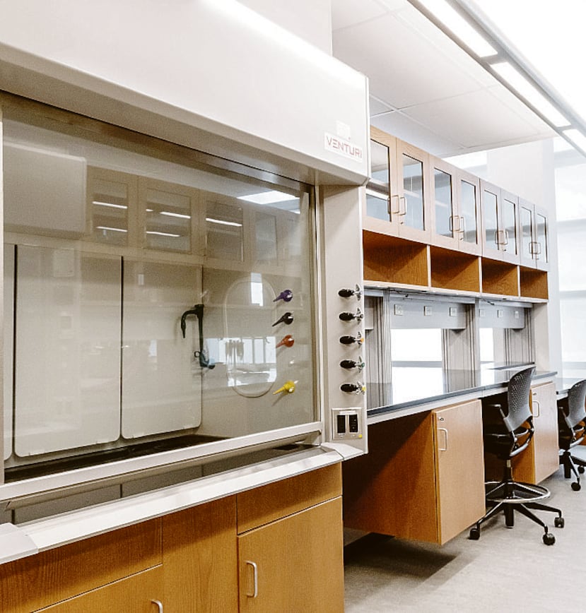 Los espacios están constituidos por bancos de laboratorio hechos con topes fenólicos, para hacer experimentos, manipular productos químicos, muestras biológicas y otros materiales.