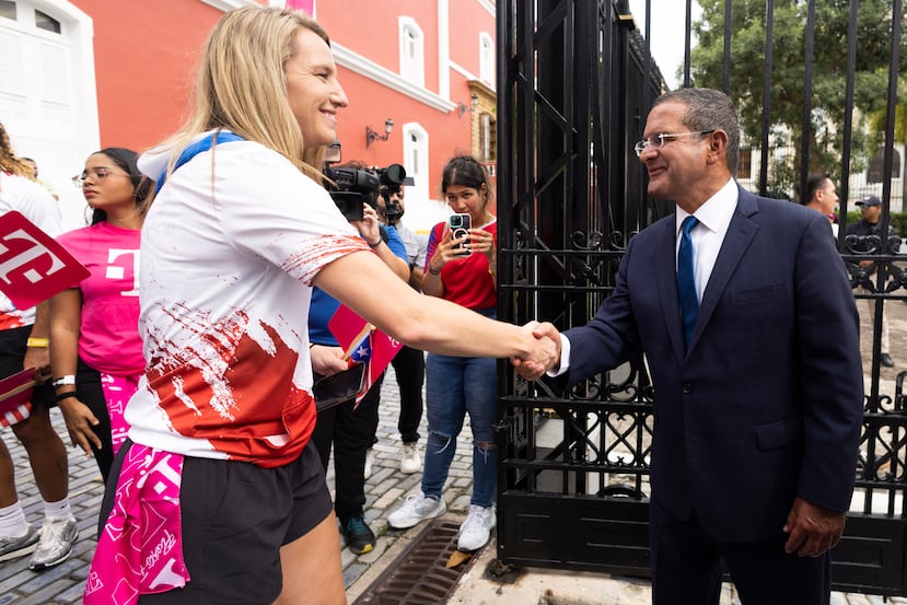 La baloncelista Ally Gibson es recibida por el gobernador Pedro Pierluisi.
