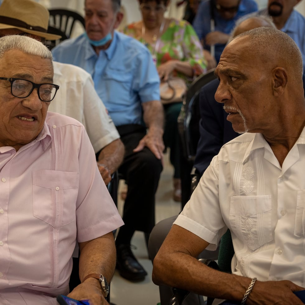 Flor Meléndez conversa con Charlie Bermúdez durante el evento de conmemoración del 45 aniversario de los Juegos Panamericanos de 1979 celebrados en San Juan. Meléndez fue dirigente de la Selección Nacional en esa justa, y Charlie Bermúdez, uno de sus jugadores, fue el abanderado de la delegación boricua.
