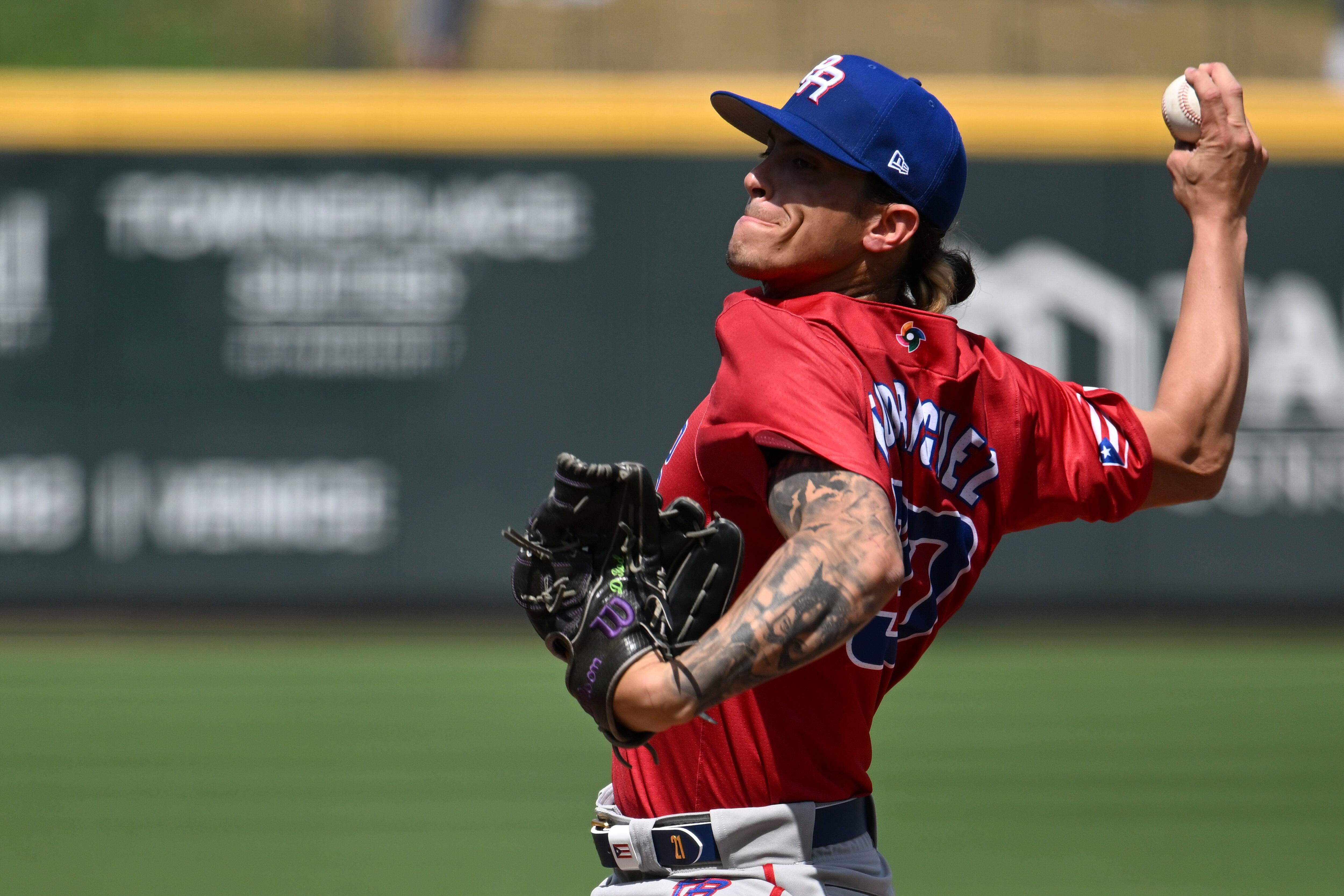 Javier Báez y José Berríos muestran el uniforme del Team Rubio