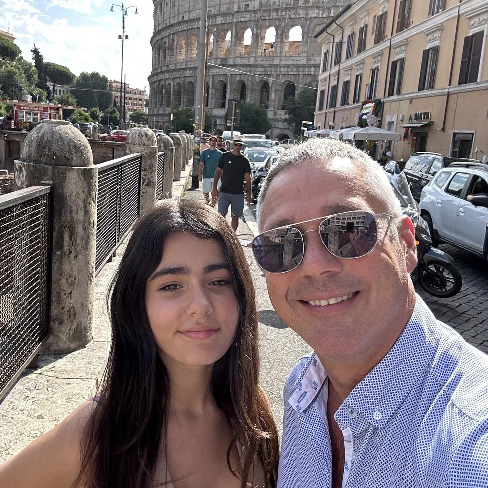 Alexa y Sandro Giulimondi disfrutan viajar juntos y conocer el mundo mientras crean nuevos recuerdos entre padre e hija.