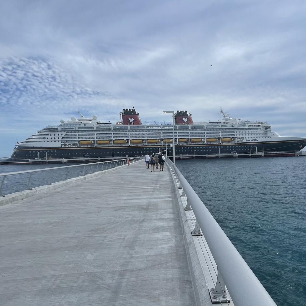 El Disney Magic fue el primer barco en llegar a Lookout Cay. Foto Gregorio Mayí