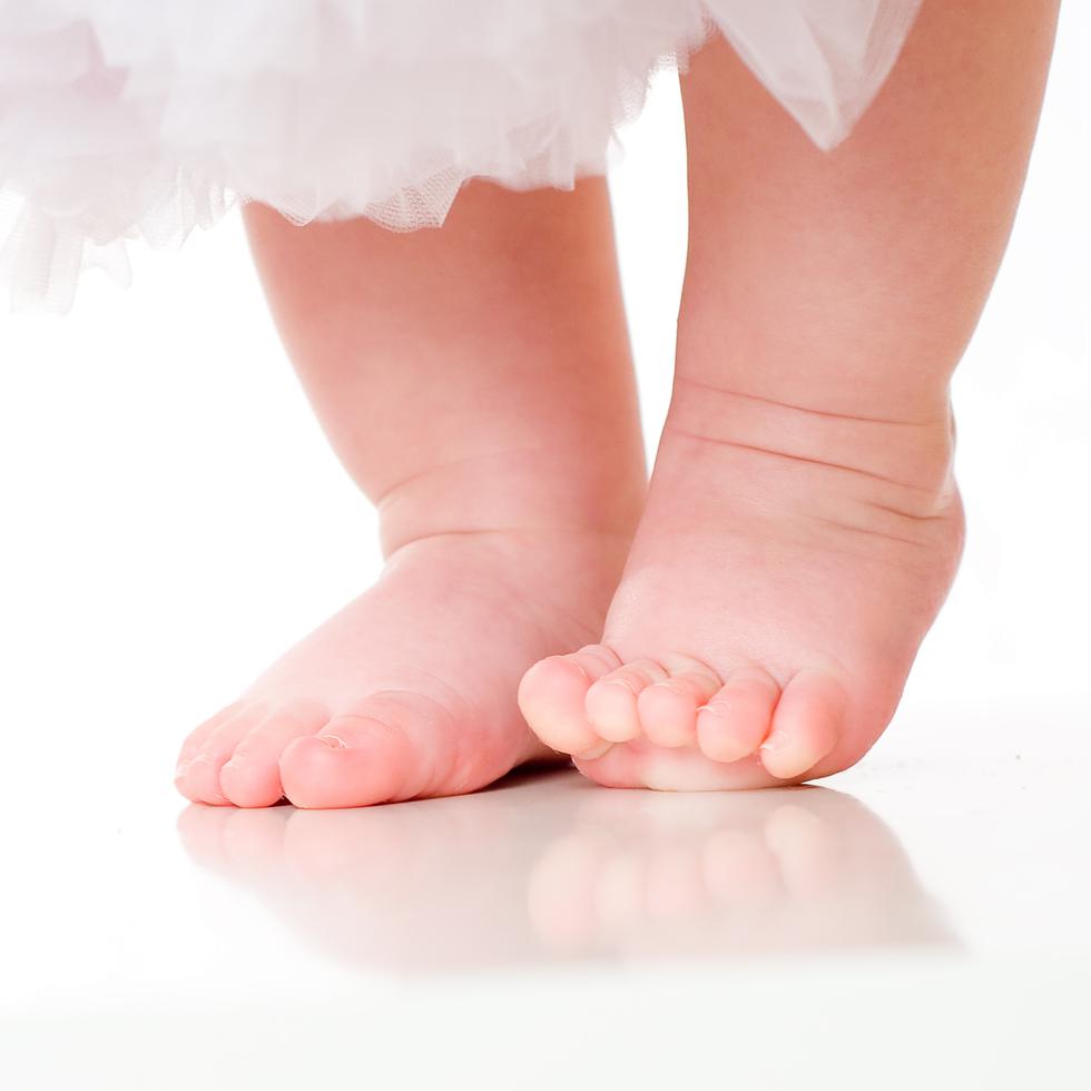 Cuando los bebés comienzan a caminar se sugiere dejarlos descalzos para ayudarles a fortalecer los músculos de sus piernas, emtre otros beneficios.